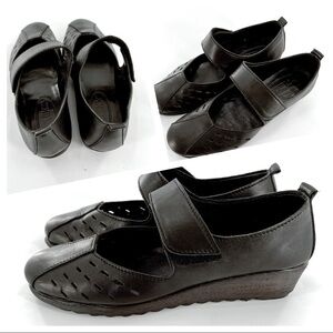 The FLEXX Womens Black Leather Mary Jane Wedge Shoes size 7.5